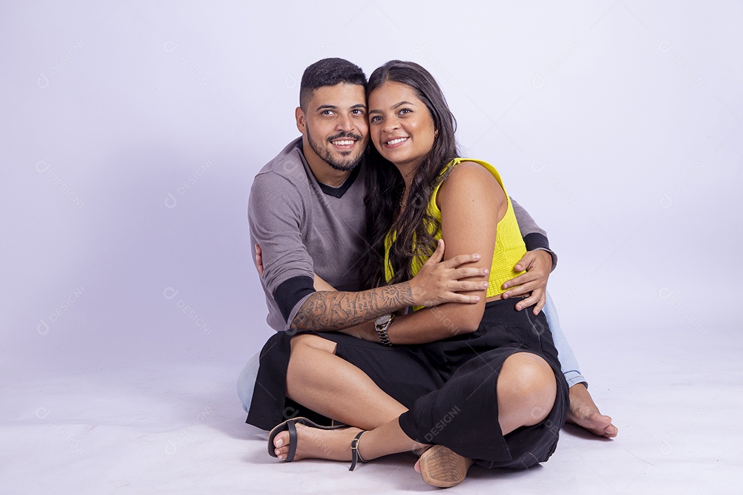 Lindo casal apaixonado sobre fundo isolado branco