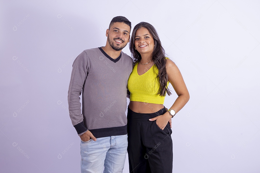 Lindo casal apaixonado sobre fundo isolado branco