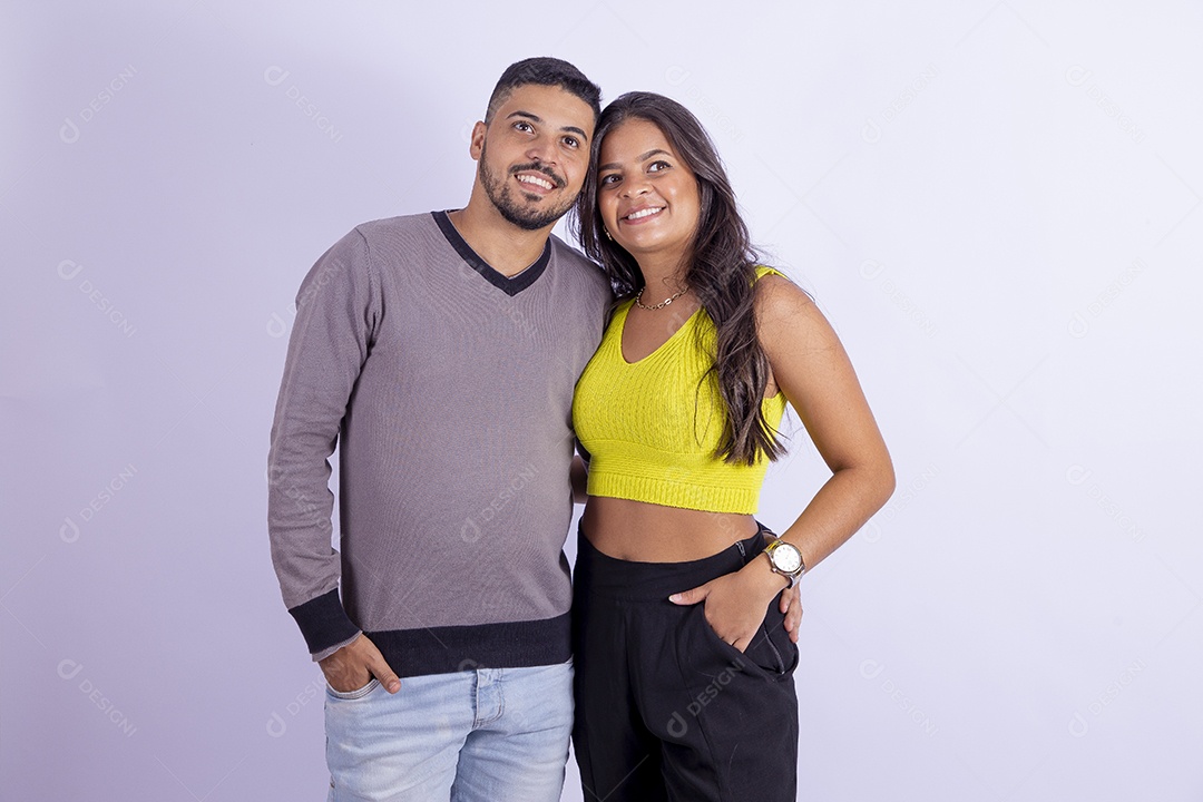 Lindo casal apaixonado sobre fundo isolado branco