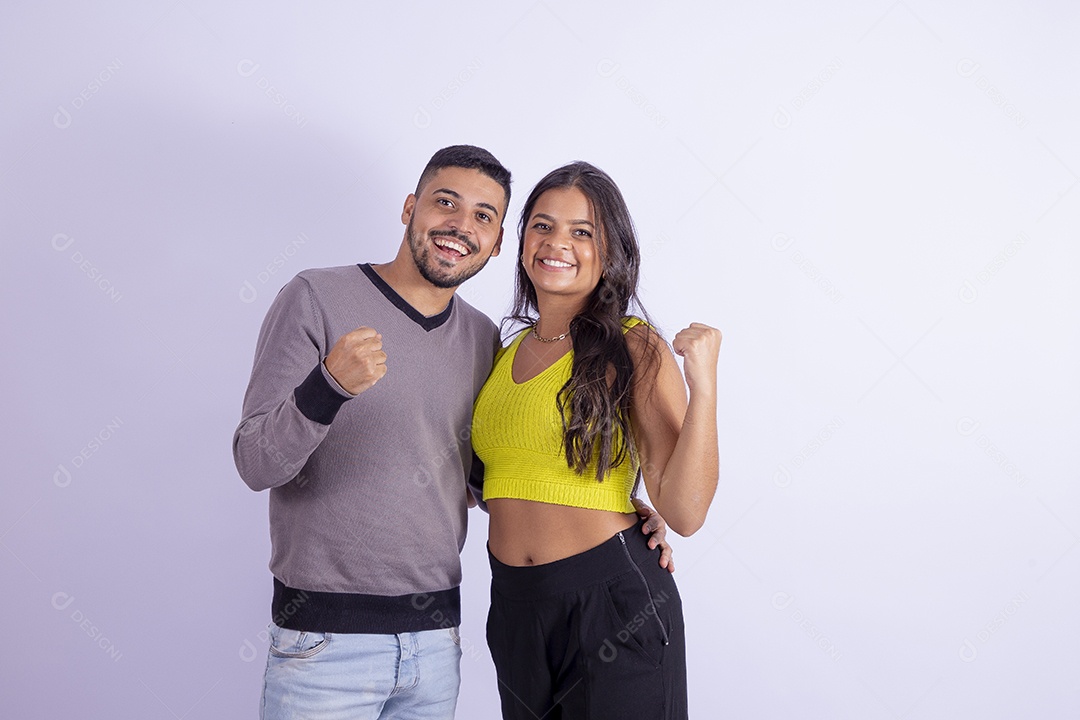 Lindo casal apaixonado sobre fundo isolado branco