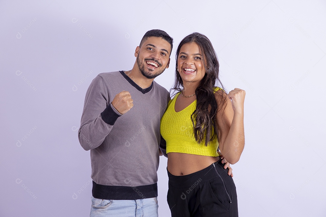 Lindo casal apaixonado sobre fundo isolado branco