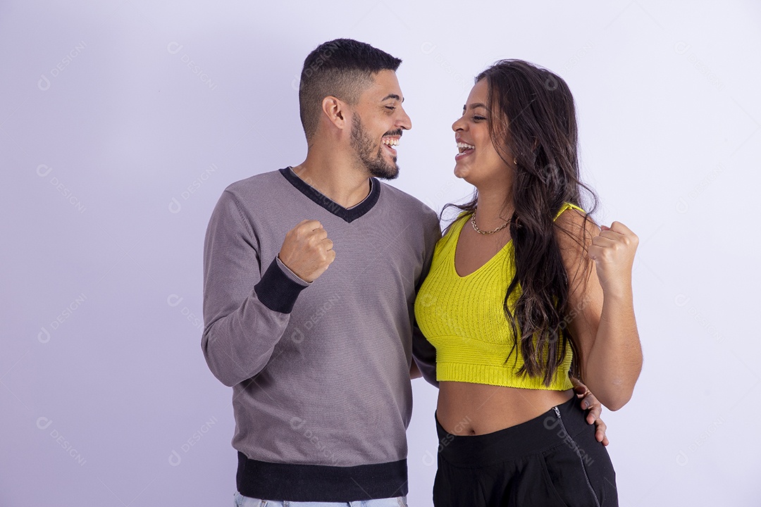 Lindo casal apaixonado sobre fundo isolado branco