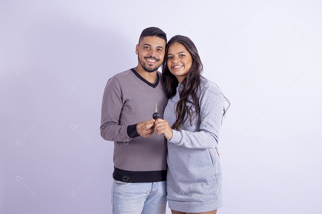 Lindo casal apaixonado sobre fundo isolado branco