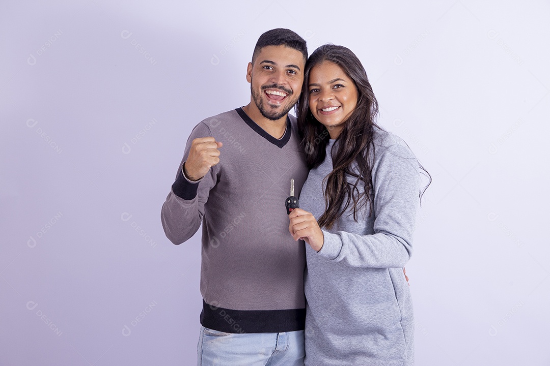 Lindo casal apaixonado sobre fundo isolado branco