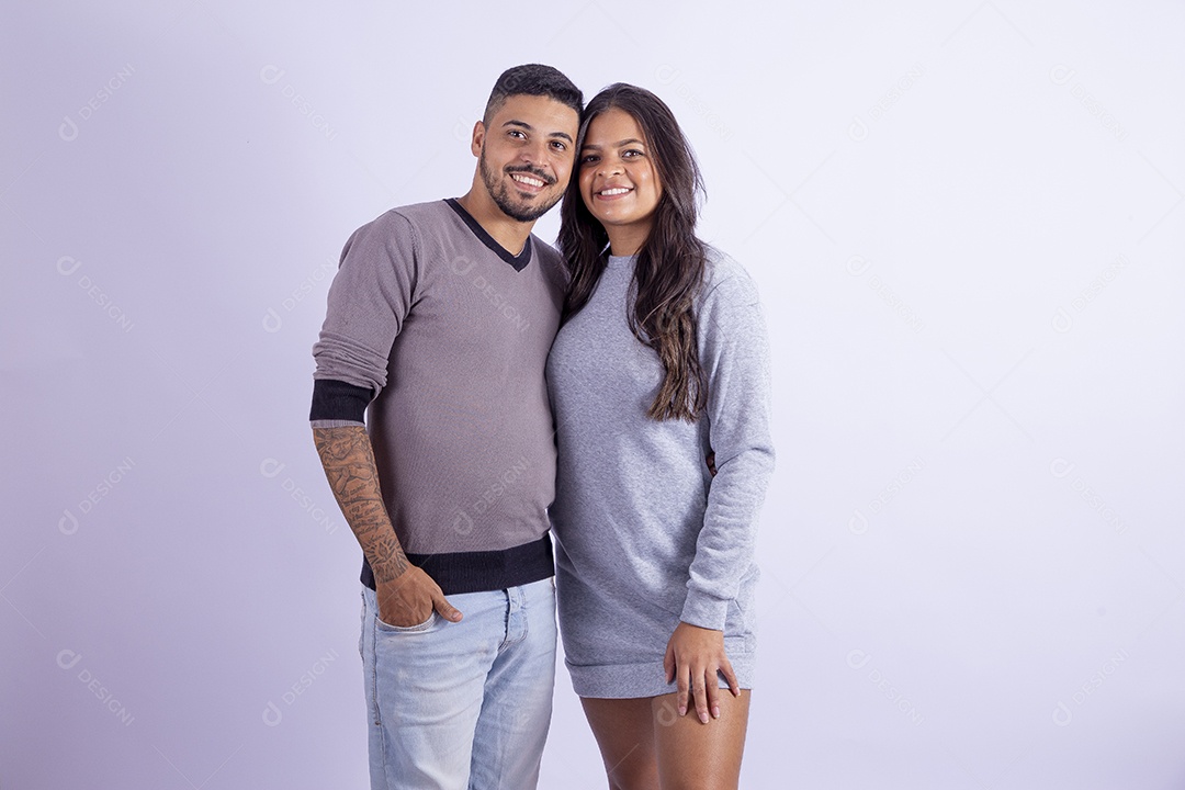 Lindo casal apaixonado sobre fundo isolado branco