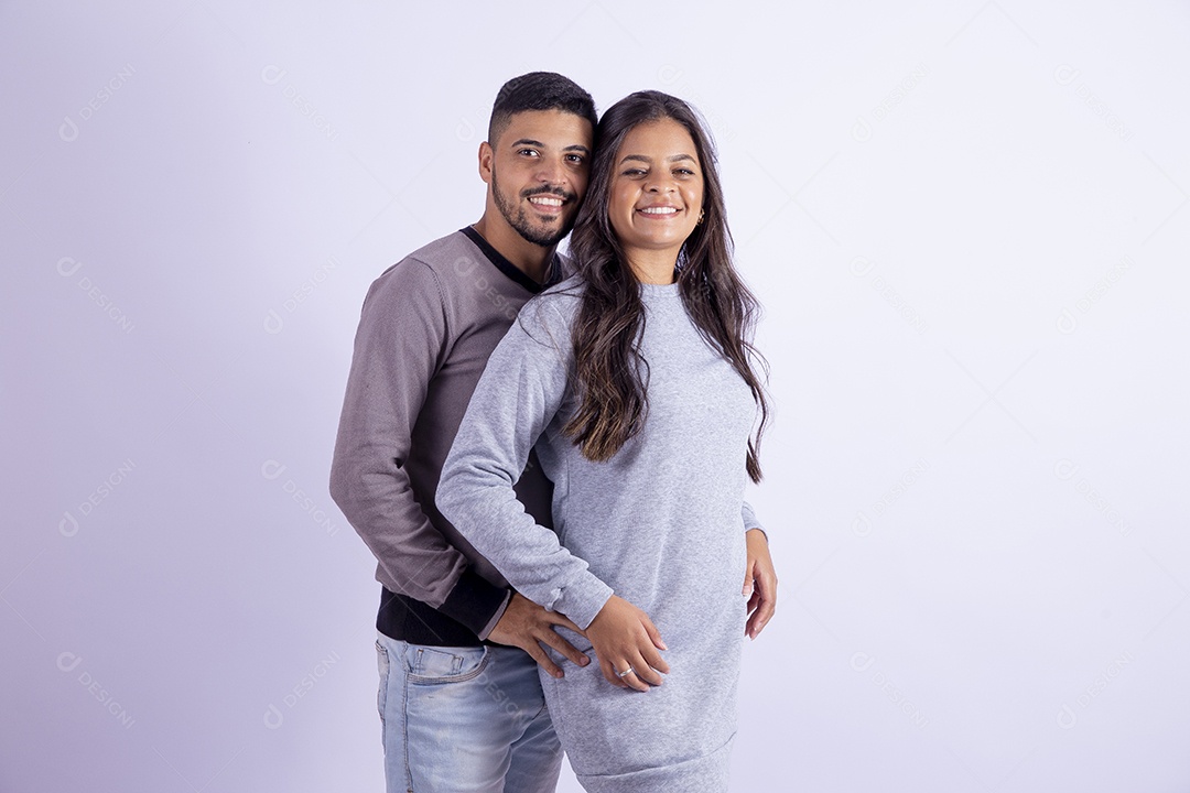 Lindo casal apaixonado sobre fundo isolado branco