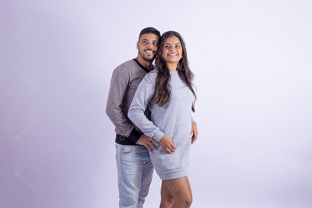 Lindo casal apaixonado sobre fundo isolado branco