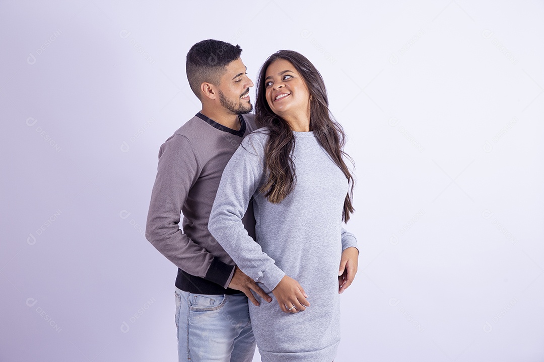 Lindo casal apaixonado sobre fundo isolado branco