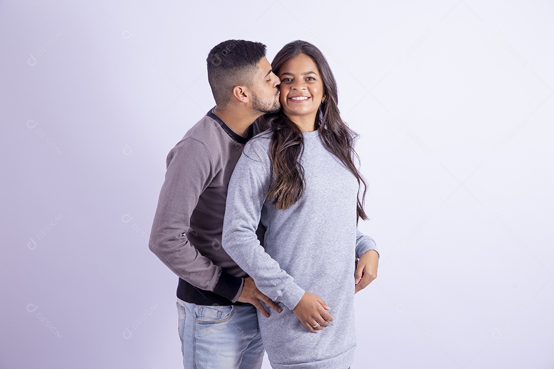 Lindo casal apaixonado sobre fundo isolado branco