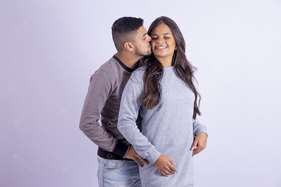 Lindo casal apaixonado sobre fundo isolado branco