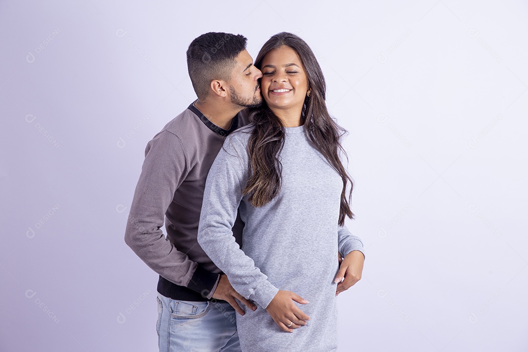 Lindo casal apaixonado sobre fundo isolado branco