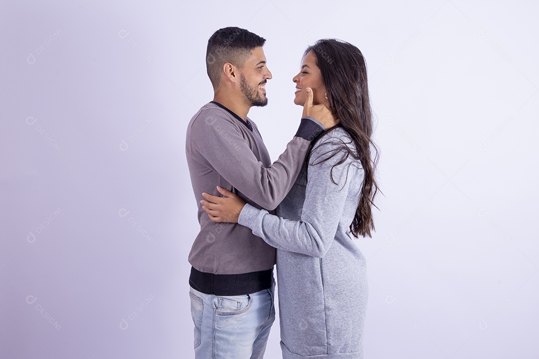 Lindo casal apaixonado sobre fundo isolado branco