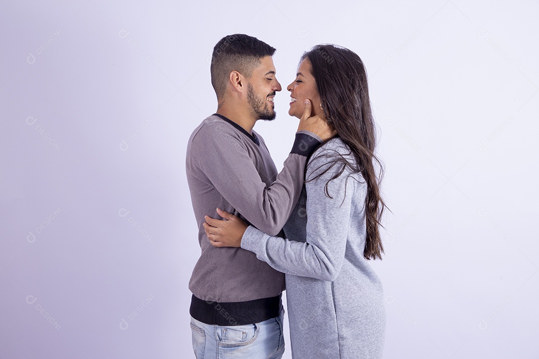 Lindo casal apaixonado sobre fundo isolado branco