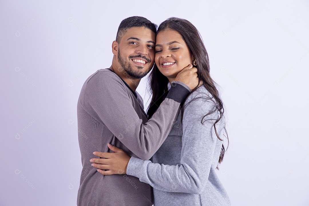 Lindo casal apaixonado sobre fundo isolado branco