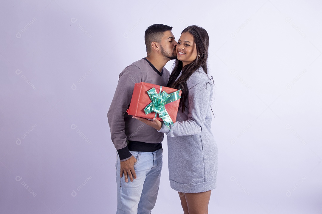 Homem presenteando sua namorada sobre fundo isolado branco