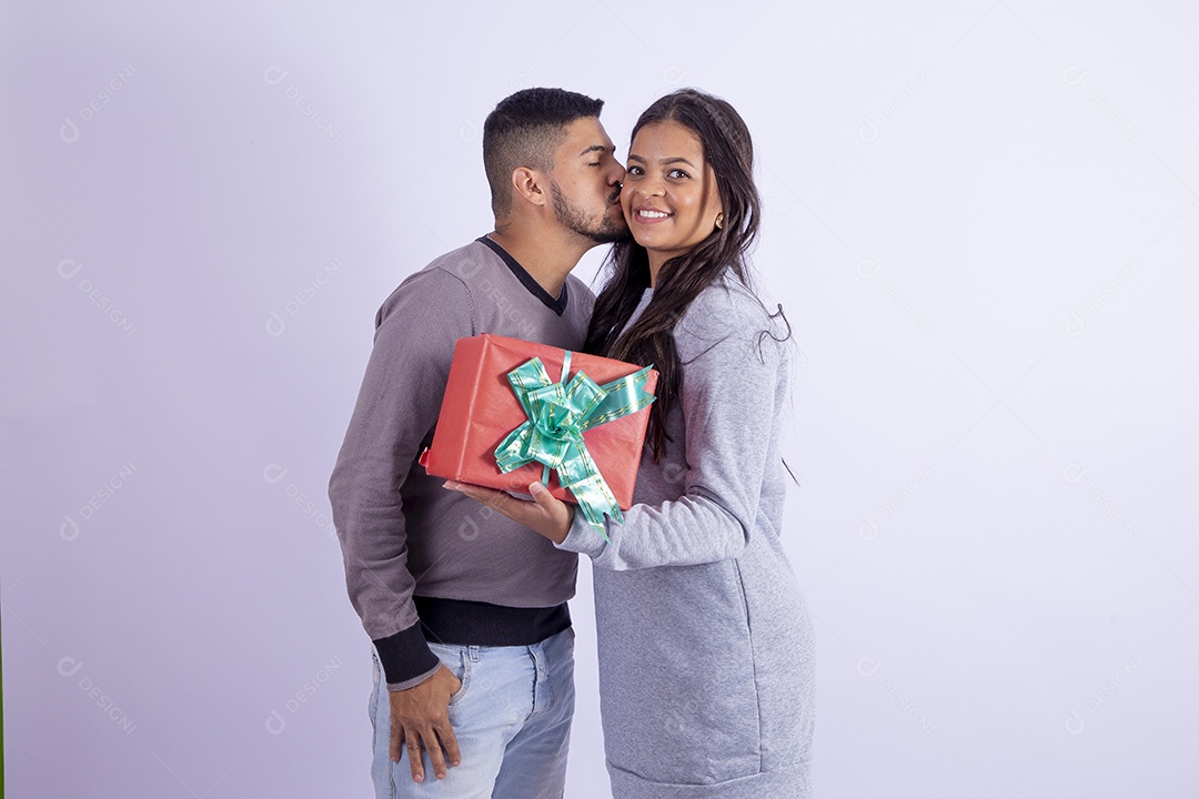 Homem presenteando sua namorada sobre fundo isolado branco