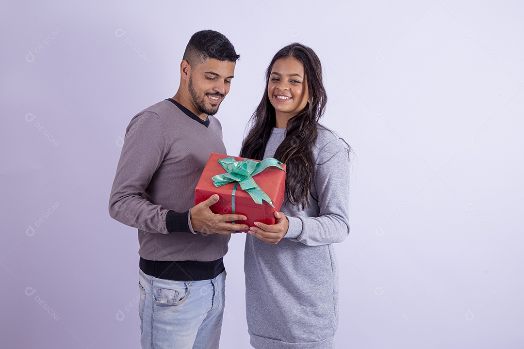 Lindo casal apaixonado se presenteando sobre fundo isolado branco