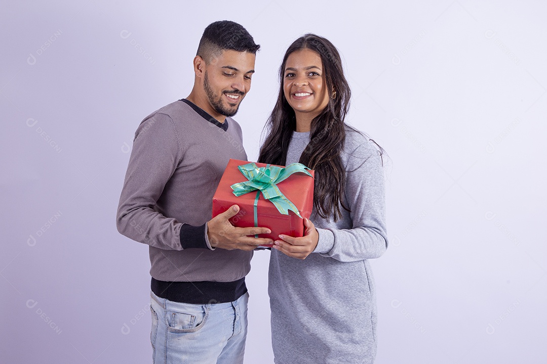 Lindo casal apaixonado se presenteando sobre fundo isolado branco