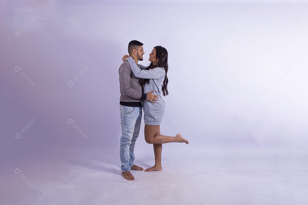 Lindo casal apaixonado sobre fundo isolado branco