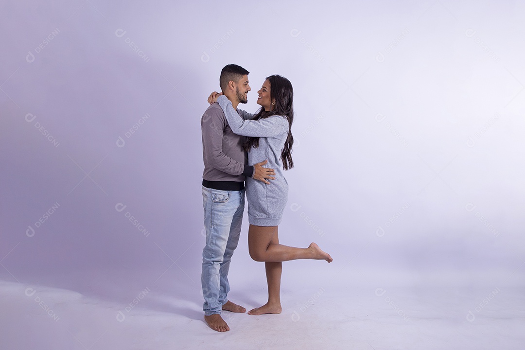 Lindo casal apaixonado sobre fundo isolado branco