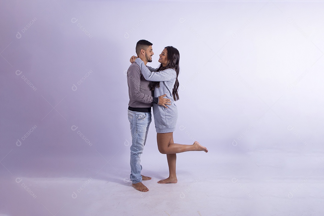 Lindo casal apaixonado sobre fundo isolado branco