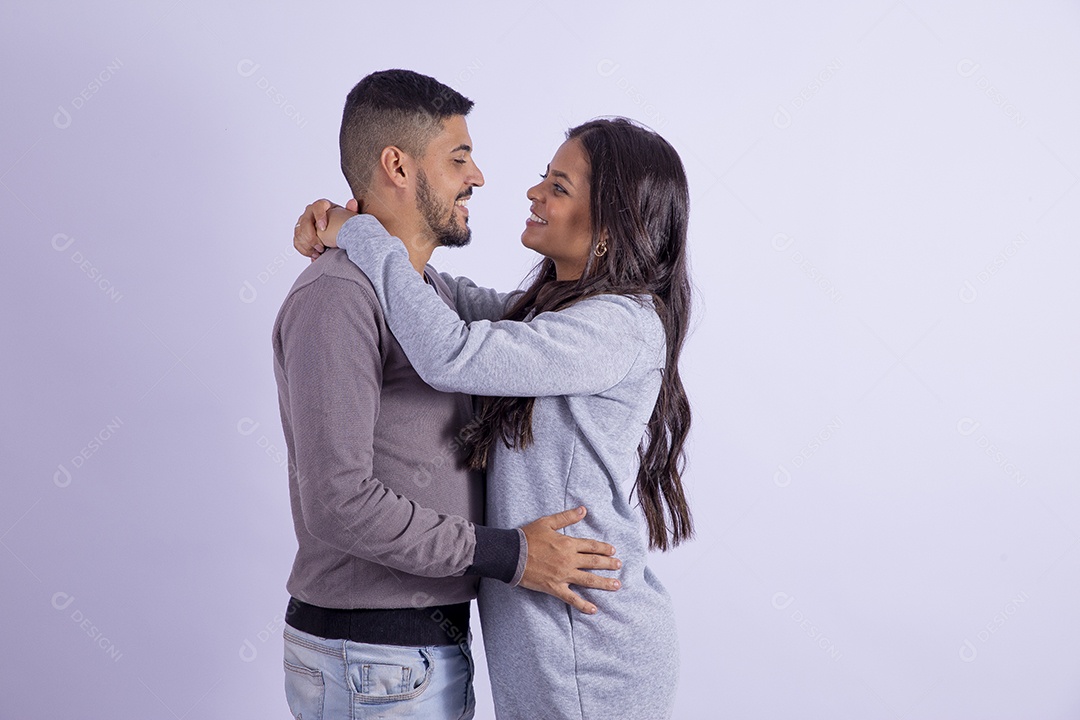 Lindo casal apaixonado sobre fundo isolado branco