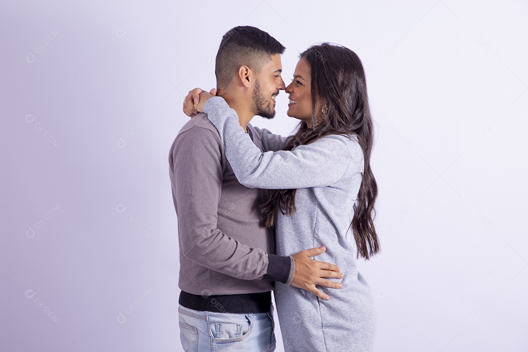 Lindo casal apaixonado sobre fundo isolado branco