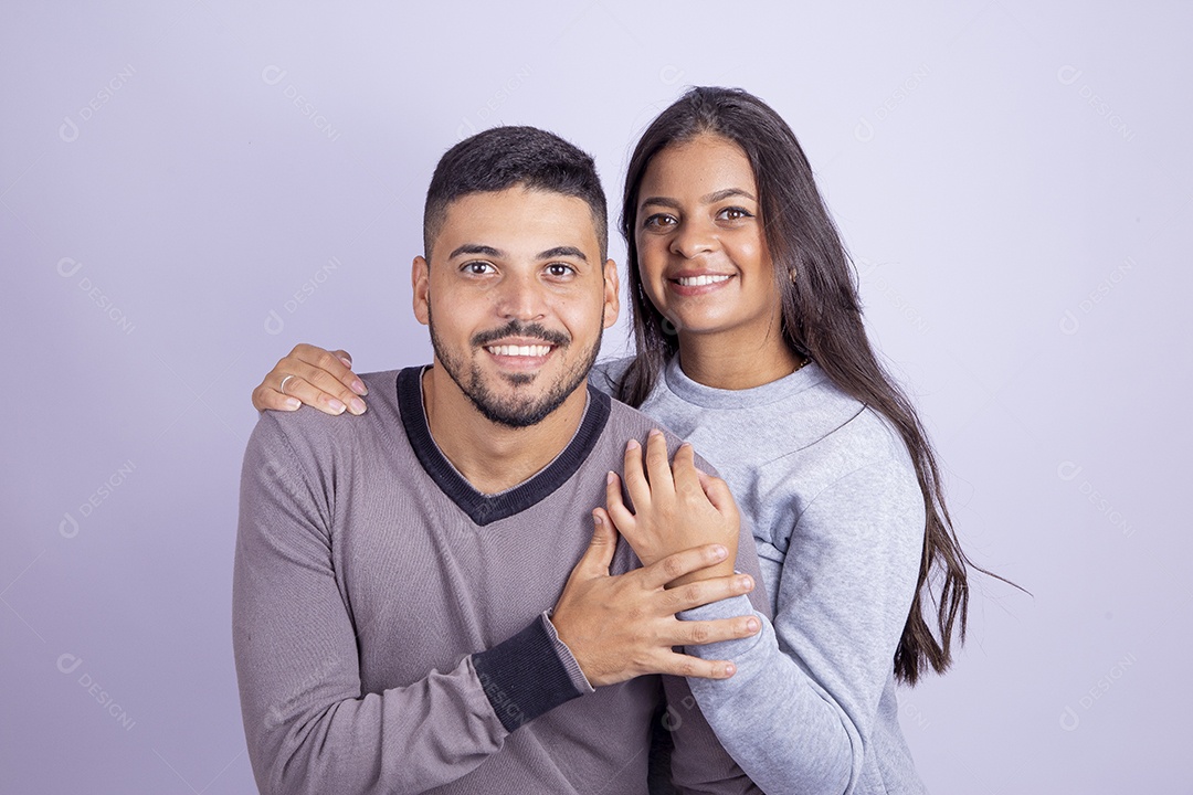 Lindo casal apaixonado sobre fundo isolado branco
