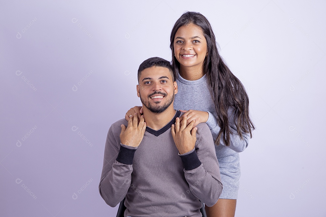 Lindo casal apaixonado sobre fundo isolado branco