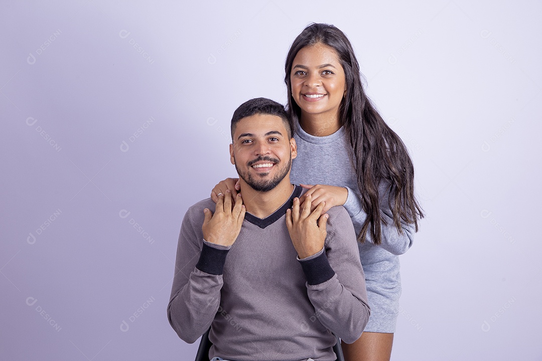 Lindo casal apaixonado sobre fundo isolado branco