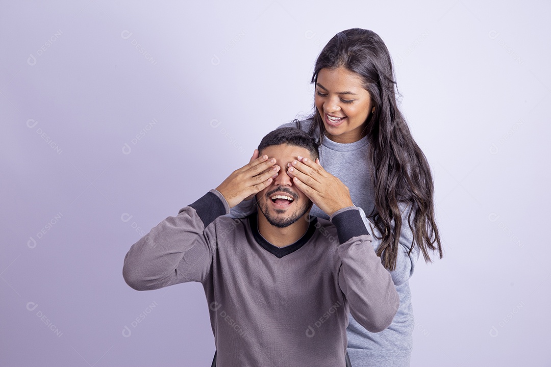 Lindo casal apaixonado sobre fundo isolado branco
