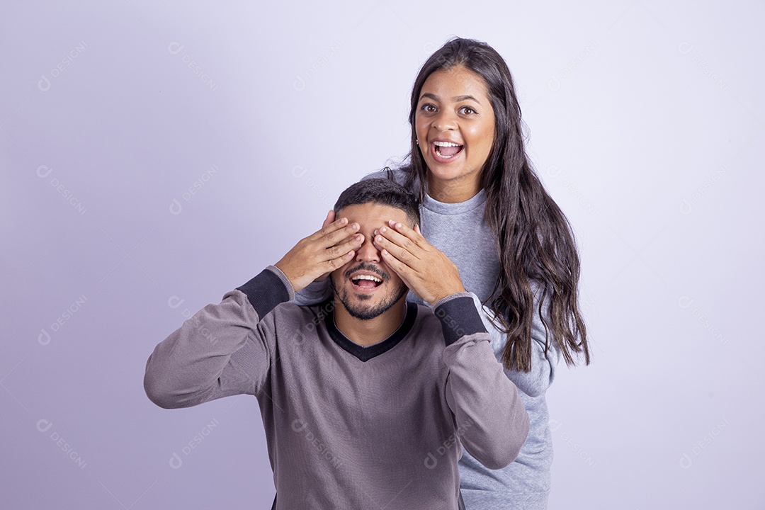 Lindo casal apaixonado sobre fundo isolado branco