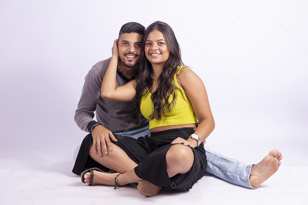 Lindo casal apaixonado sobre fundo isolado branco