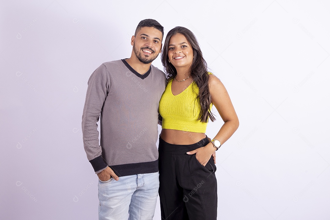 Lindo casal apaixonado sobre fundo isolado branco