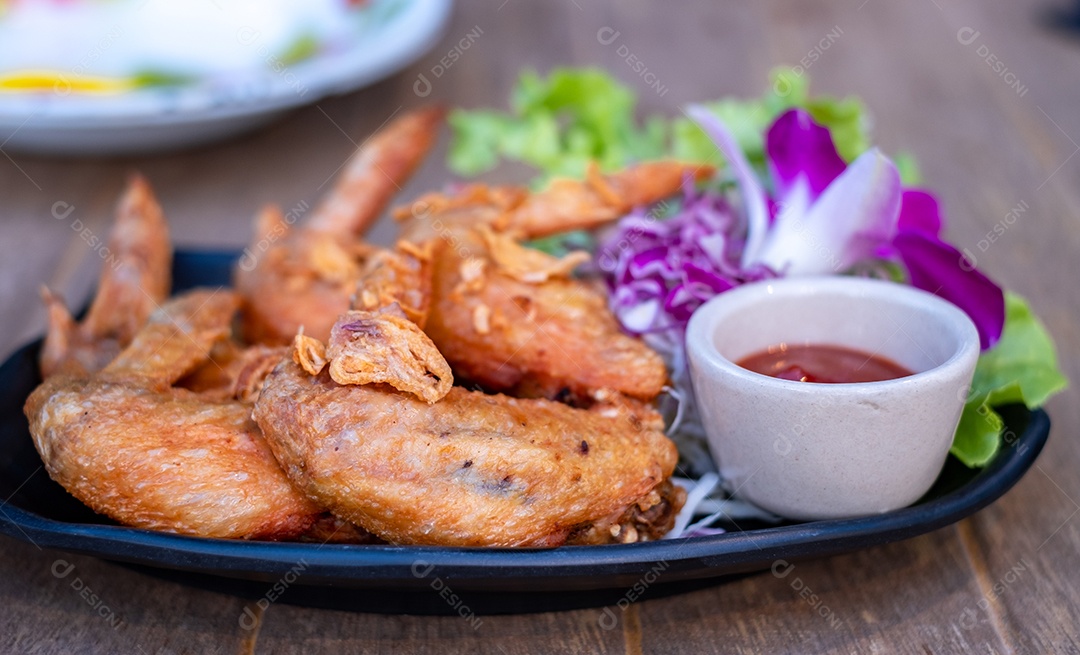 Galinha frita Frango sobre mesa madeira