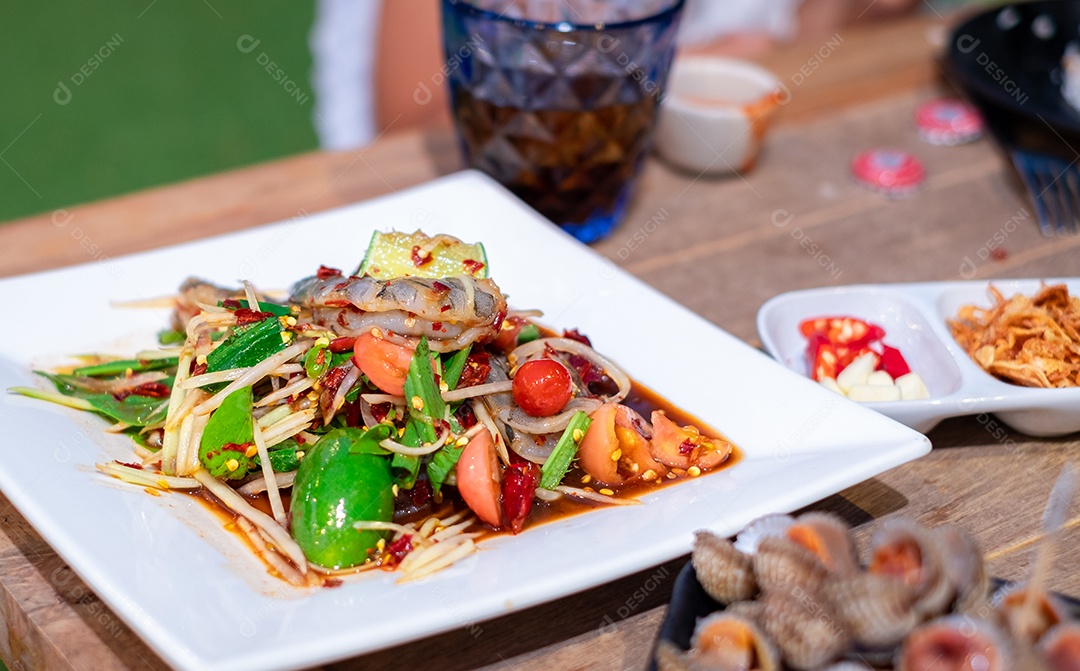 Som tam Comida sobre prato mesa madeira