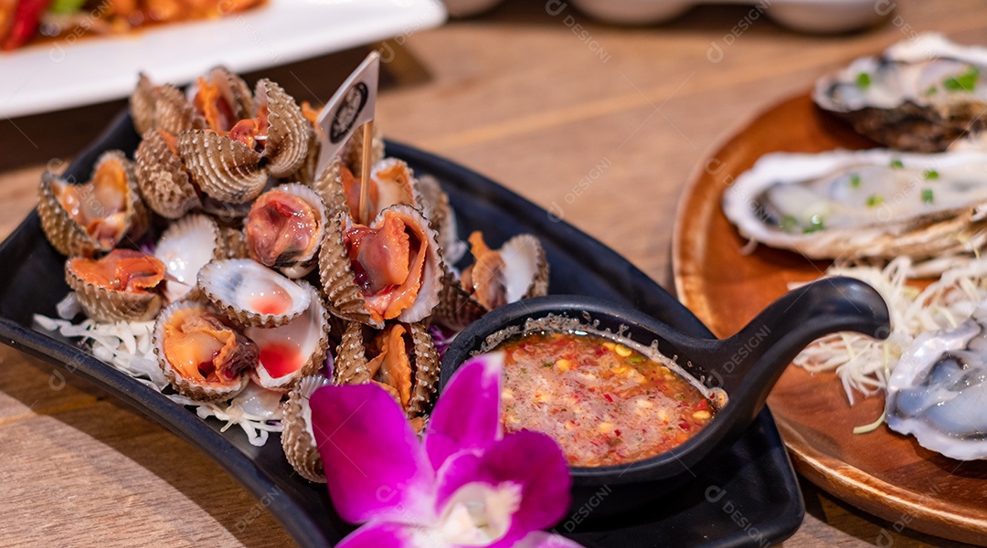 Ostra Mariscos sobre prato comida mesa madeira