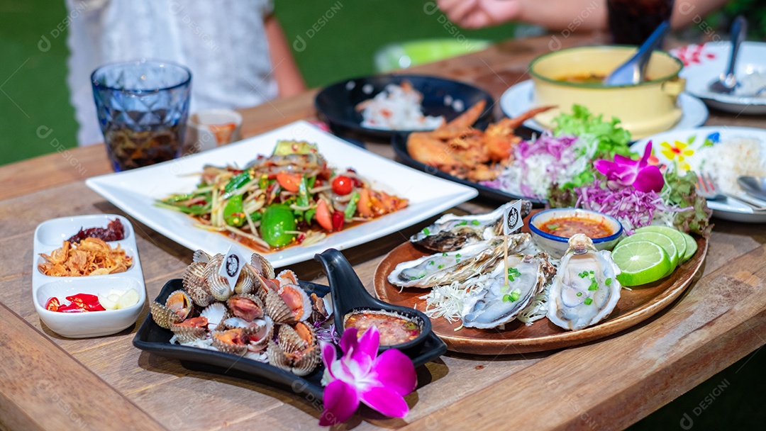 Ostra Mariscos sobre prato comida mesa madeira