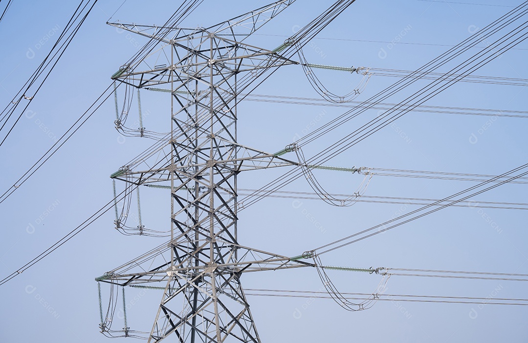 Torre de transmissão elétrica de alta tensão linhas de energia de alta tensão contra o céu