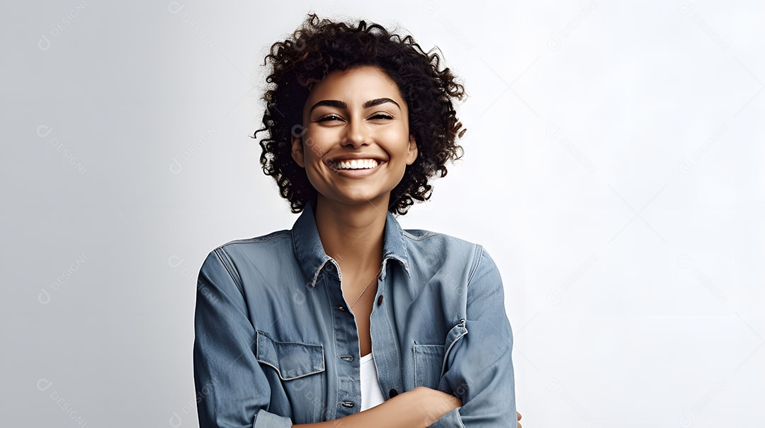 Linda mulher jovem sorridente cabelo cacheado sobre fundo isolado branco