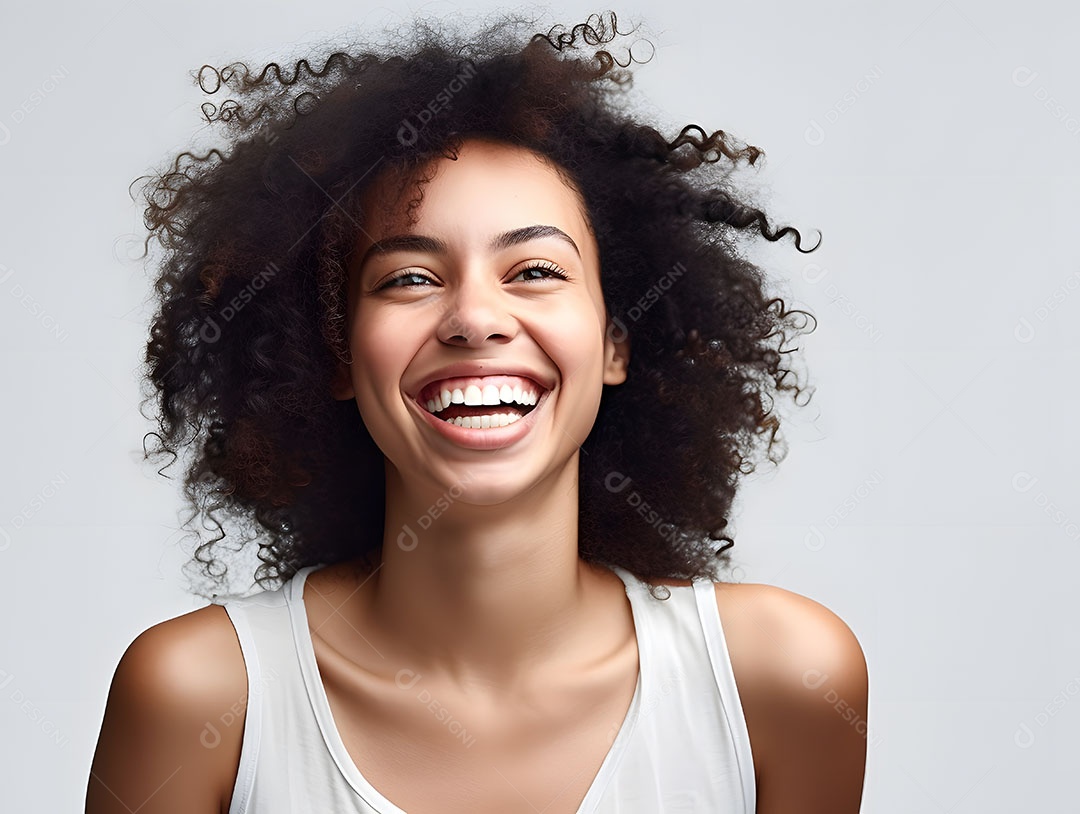 Linda mulher jovem sorridente cabelo cacheado sobre fundo isolado branco