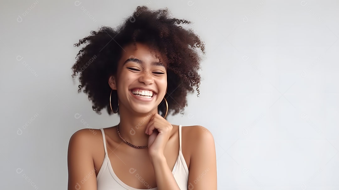 Linda mulher jovem sorridente cabelo cacheado sobre fundo isolado branco