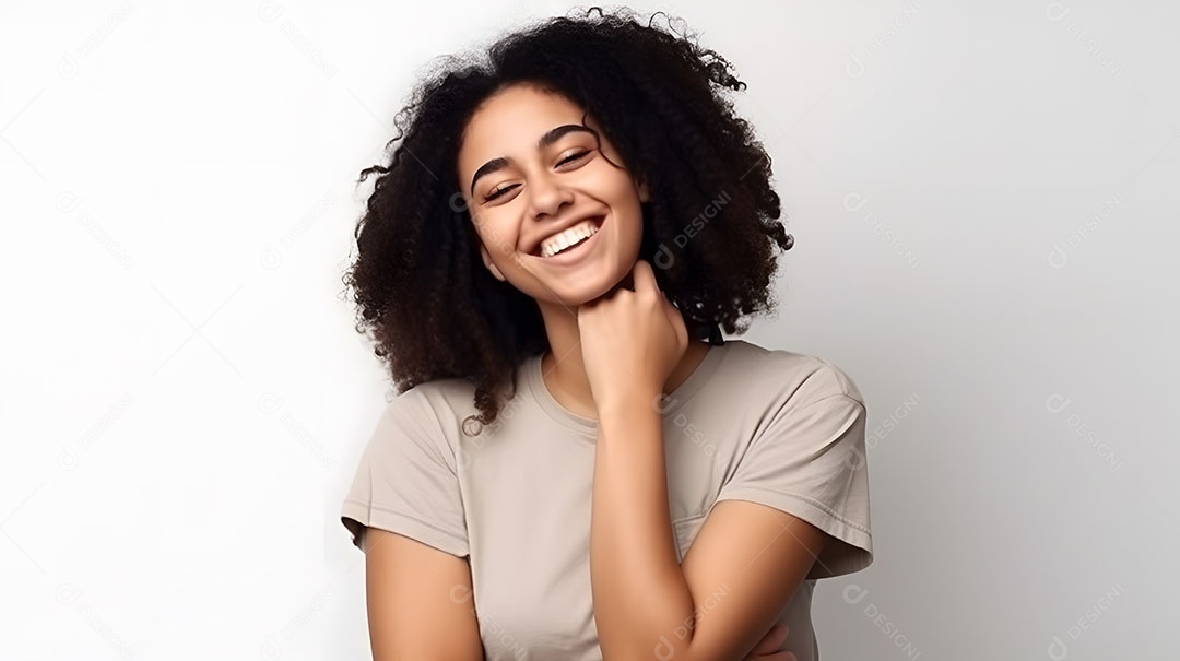 Linda mulher jovem sorridente cabelo cacheado sobre fundo isolado branco