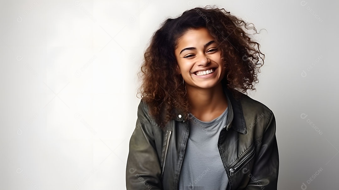 Linda mulher jovem sorridente cabelo cacheado sobre fundo isolado branco