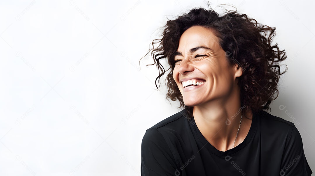 Linda mulher jovem sorridente sobre fundo isolado branco