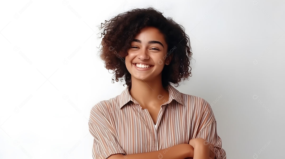 Linda mulher jovem sorridente cabelo cacheado sobre fundo isolado branco