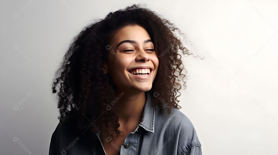 Linda mulher jovem sorridente cabelo cacheado sobre fundo isolado branco