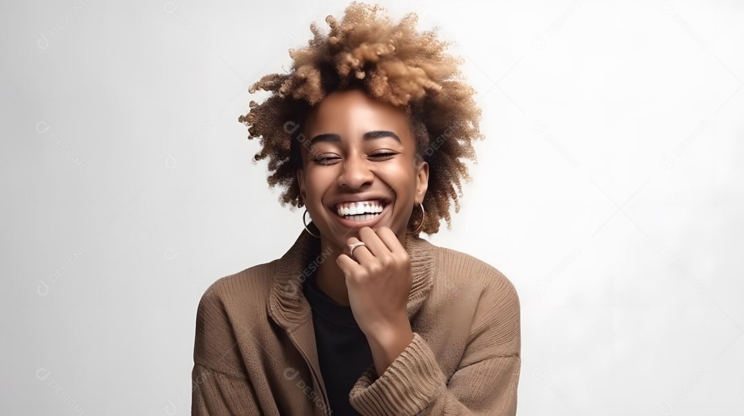 Linda mulher jovem sorridente cabelo cacheado sobre fundo isolado branco