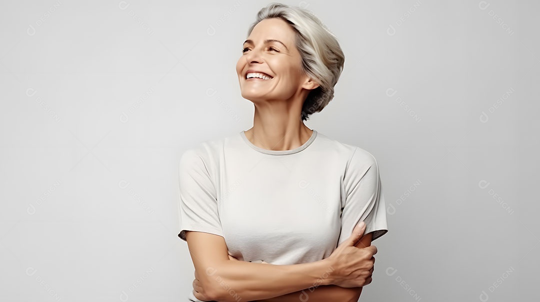 Linda mulher jovem sorridente sobre fundo isolado branco