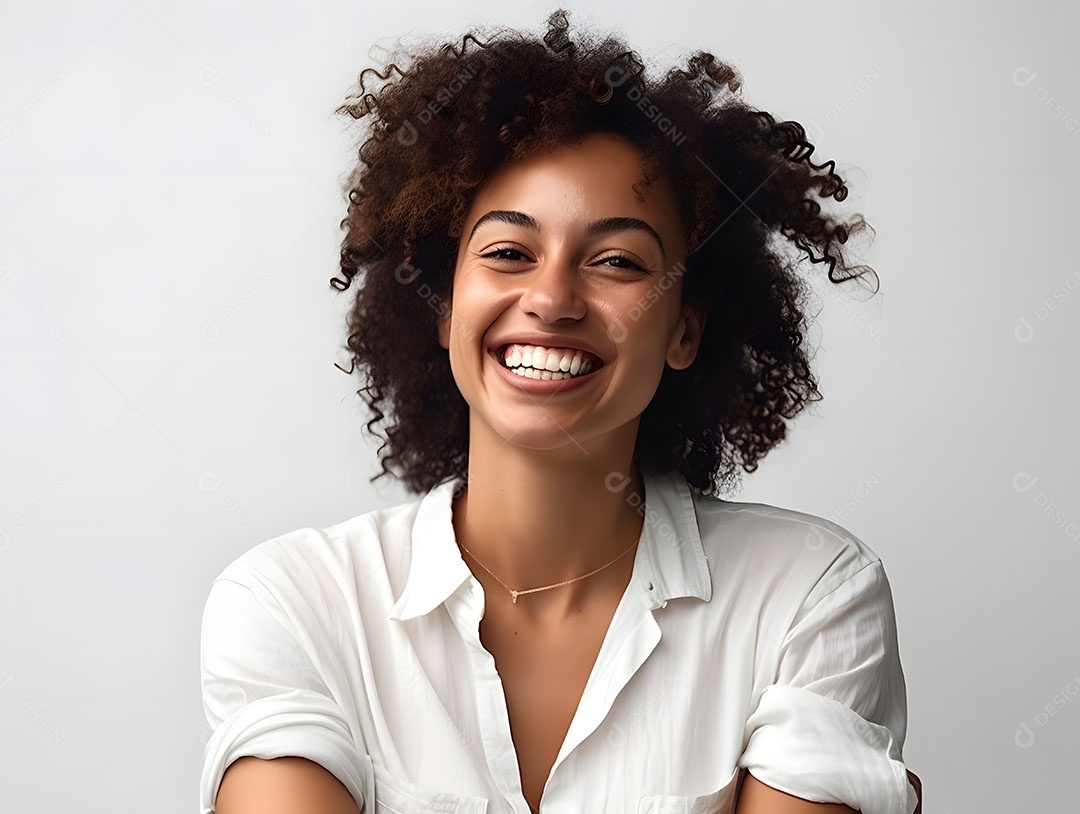 Linda mulher jovem sorridente cabelo cacheado sobre fundo isolado branco